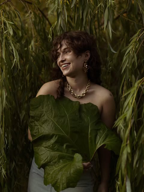 Kobiecy portret w zieleni